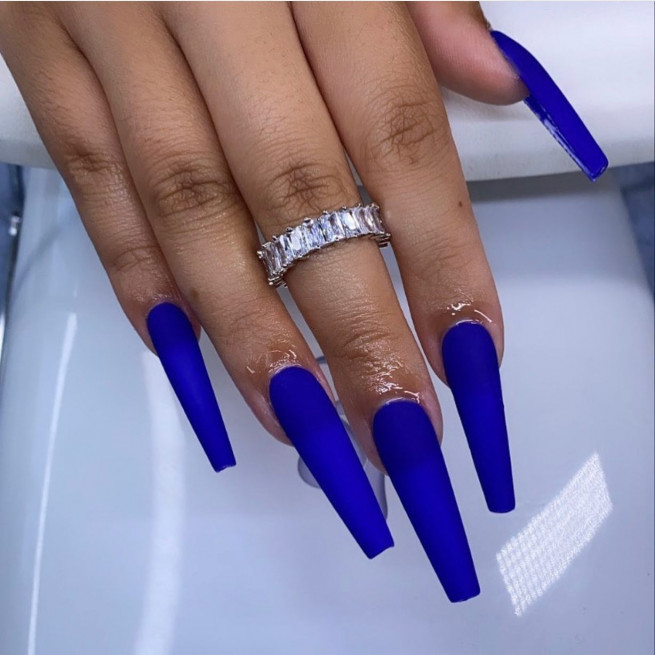 Những thiết kế móng tay dài màu xanh Royal Blue đính kết hoàn toàn mới, được tạo nên để mang đến nét sang trọng và sắc sảo cho những đôi tay đẹp. Hãy khám phá hình ảnh để cảm nhận sự lột xác của phong cách này.