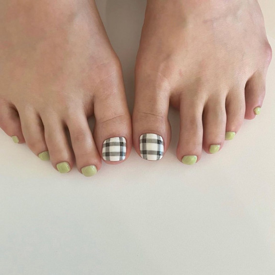 37 Crazy Cute Pedicure Designs : Black Gingham + Green Toe Nails
