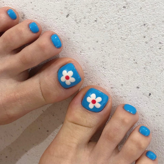 Daisy & Vibrant Blue Trendy Summer Toenails : 35 Cute Toe Nail Art Ideas