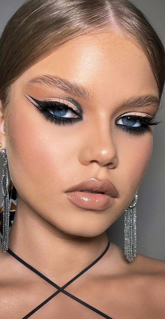 50 Gorgeous Makeup Trends to Try in 2022 : Nude and Black Liner