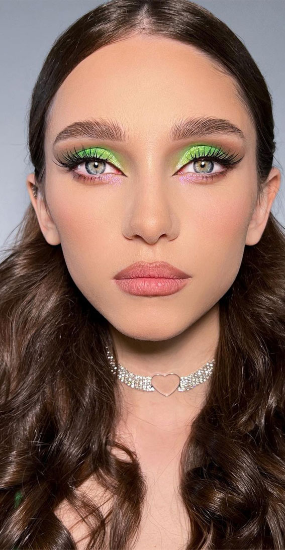 50 Makeup Trends to Try in 2022 Bright Green Makeup I Take