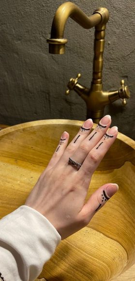 70 Minimal Henna Designs : Simple Henna on Fingers I Take You | Wedding ...