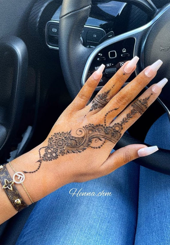50 Timeless Allure of Henna Designs : Minimal Delicate Lace Henna Art