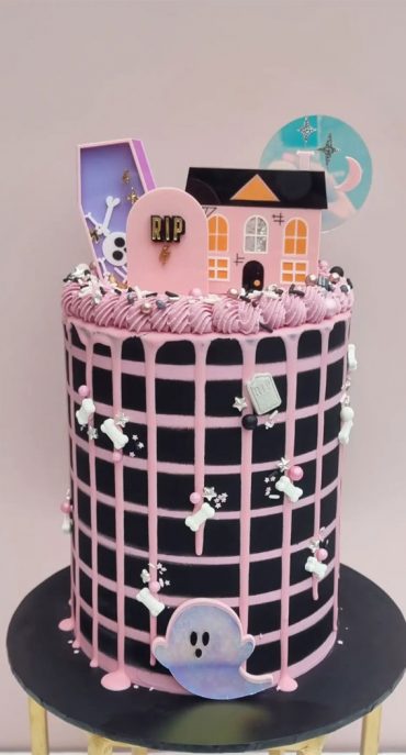 Halloween Cake Ideas to Haunt Your Taste Buds : Black & Pink Haunted ...