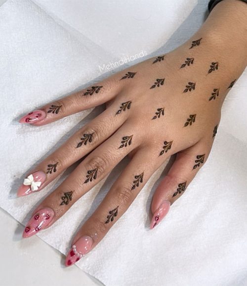 20 Simple Henna Ideas for Stylish Expressions : Charming Pattern Henna ...