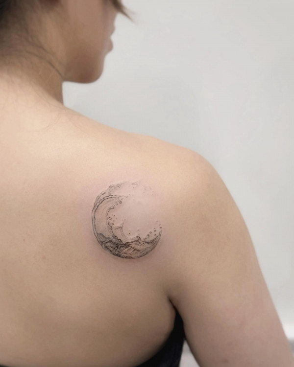 Crescent moon tattoos, Crescent moon tattoos for females, crescent moon tattoo meaning, Crescent moon tattoos small, moon tattoo minimalist, crescent moon tattoo ideas, crescent moon tattoo, simple crescent moon tattoo