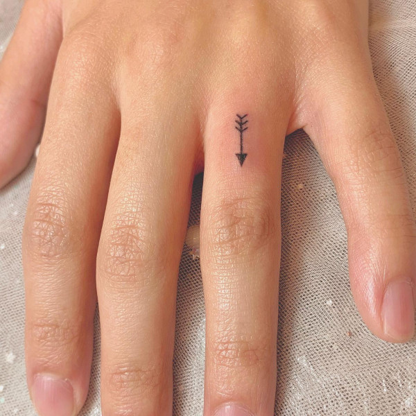 arrow tattoos, small arrow tattoos, finger tattoos, small meaningful tattoos, arrow tattoo on finger