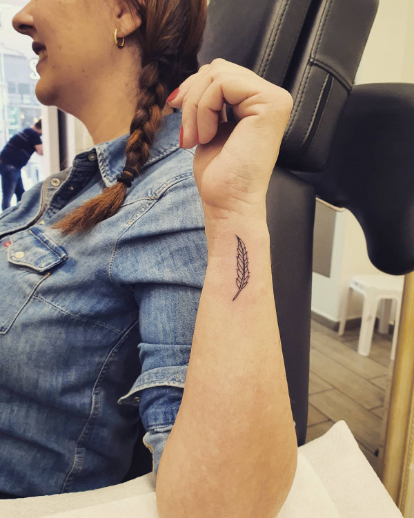 feather tattoos, small feather tattoo, meaningful small tattoos, Meaningful tattoos with meaning, small tattoos with meaning, Meaningful tattoos for ladies, meaningful tattoos symbols