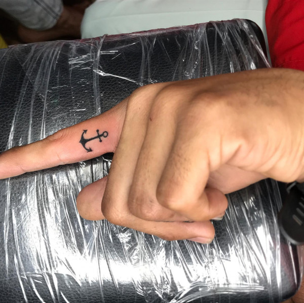 anchor tattoos, small anchor tattoo, anchor tattoo on finger