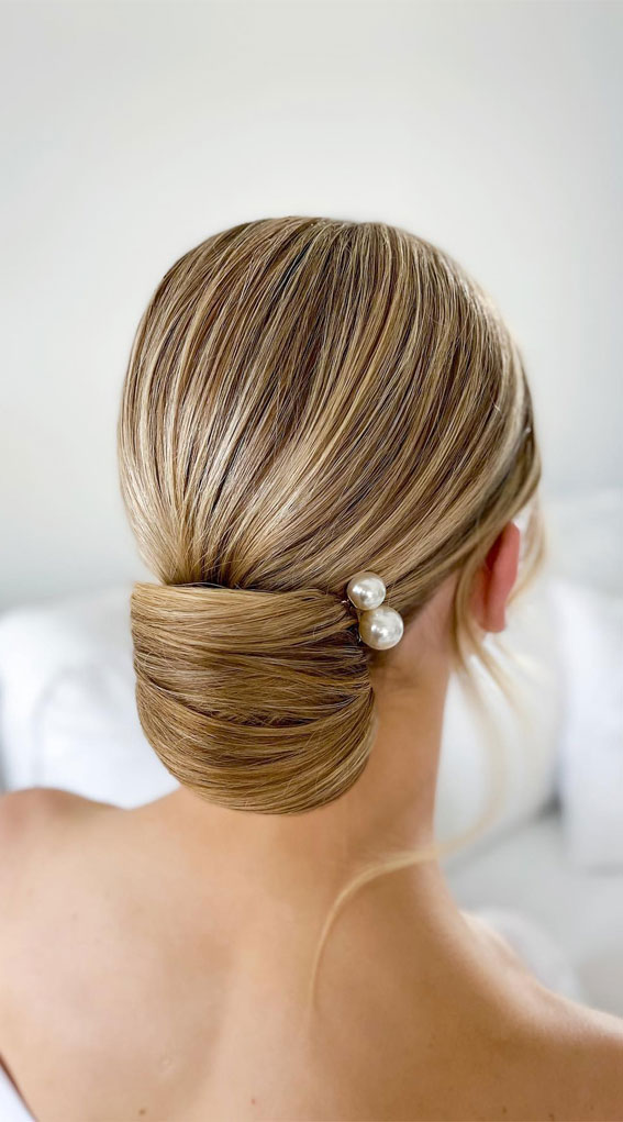 classic updo, elegant updo for modern bride, minimalist wedding updo