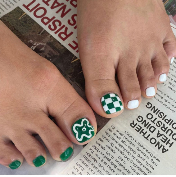 Trendy Toe Nails with Green Checkered & White Flower: 35 Pretty Toe Nail Art Ideas