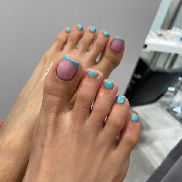 blue french tip toe nails, french tip toes with design, french pedicure, french tip toes, french tip toes,  classic french tip toes, simple french pedicure, french tip toenails