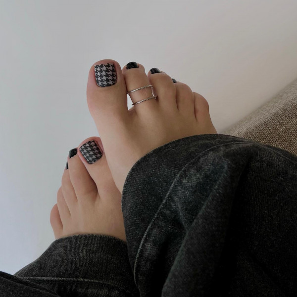 Bold Dogtooth Toe & Black Toe Nails : 25 Trendy Pedicure Designs
