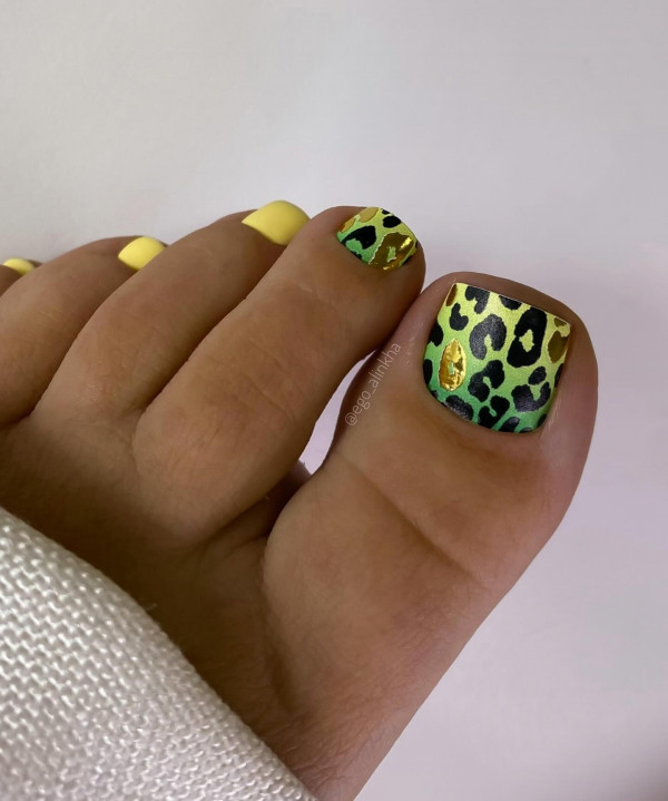 Ombre Green & Yellow Leopard Print Toe Nails : 25 Trendy Pedicure Designs