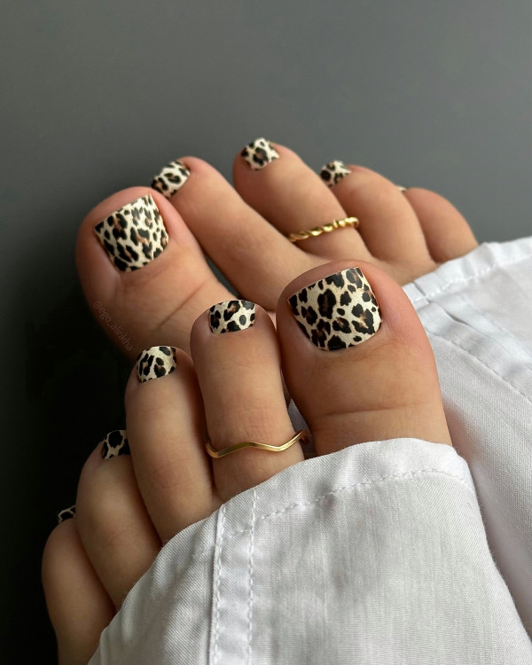Stylish Leopard Print Toe Nail Design : 25 Trendy Pedicure Designs
