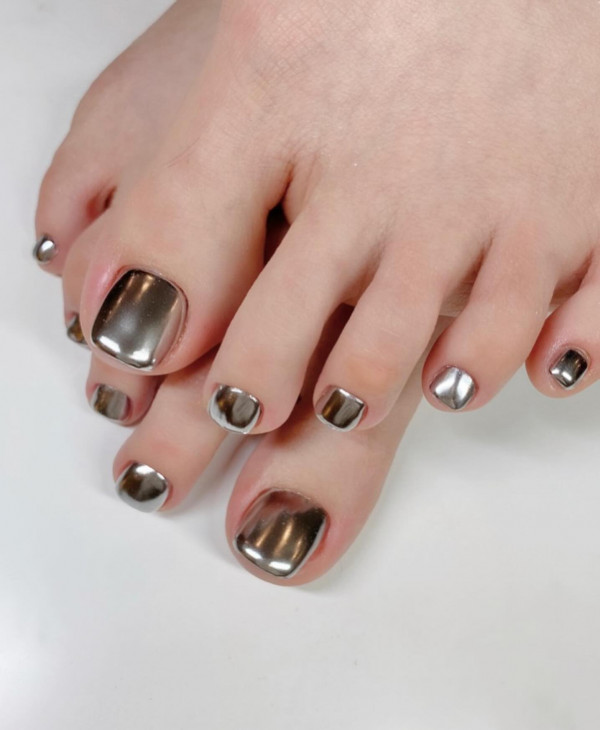 Sleek Silver Chrome Toe Nails : 25 Trendy Pedicure Designs