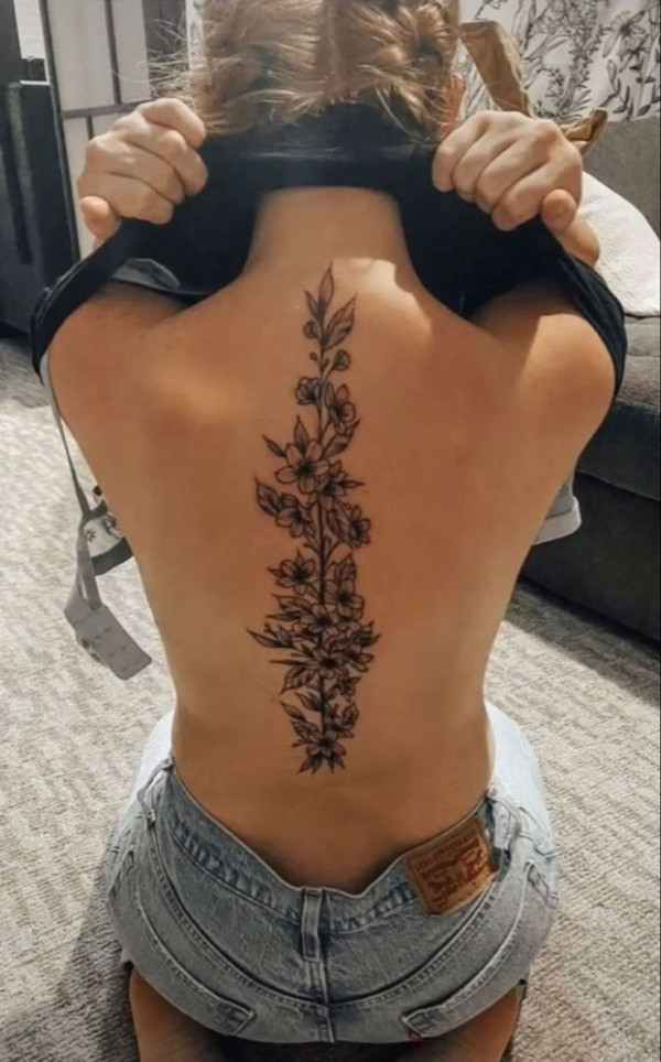 This Lovely Floral Spine Tattoo Exudes Timeless & Beauty