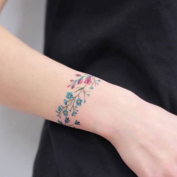 17 Unique Flower Bracelet Tattoo Ideas That Are So Daring