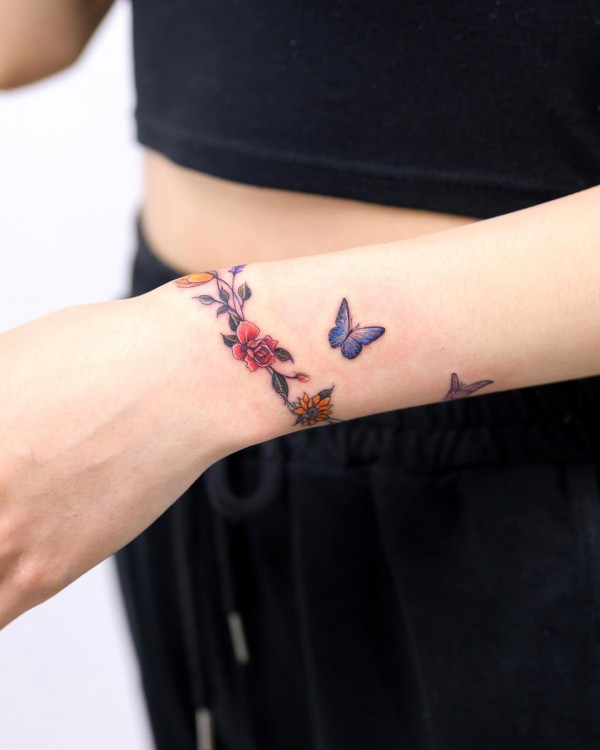 butterfly and flower bracelet tattoo, floral wrist bracelet tattoo, Floral Bracelet Tattoo Wrist, floral bracelet tattoo, flower bracelet tattoo designs, wrist tattoo, floral bracelet tattoo designs