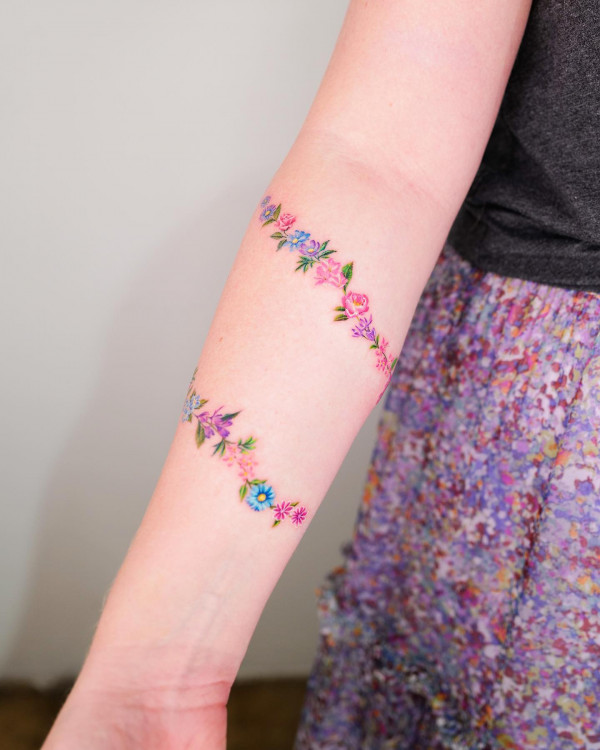 floral wrist bracelet tattoo, Floral Bracelet Tattoo Wrist, floral bracelet tattoo, flower bracelet tattoo designs, wrist tattoo, floral bracelet tattoo designs