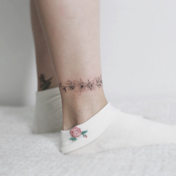 Flower Ankle Bracelet Tattoo : Elegance and Nature Combined