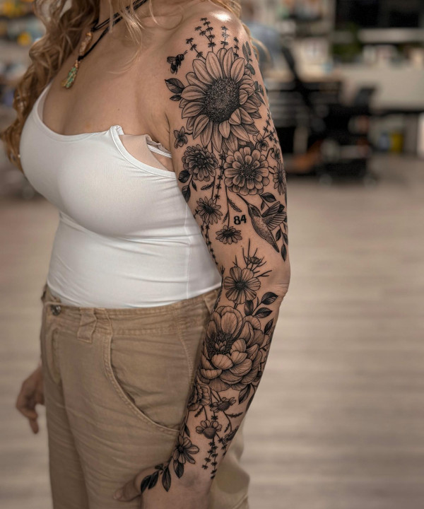 full sleeve tattoo, floral sleeve tattoos, Japanese art, Realistic images, abstract art, Tattoo artist