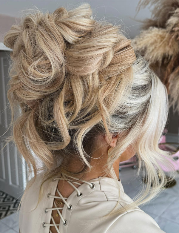 Textured Blonde Updo with Loose Curls, 90s inspired updo, Pamera Anderson inspired updo, piled updos, trending piled updo hairstyle, trendsetting updo hairstyle