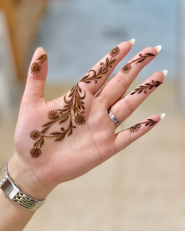 Delicate Floral Charm Henna Design, front hand henna designs, Front hand henna designs simple and beautiful, Mehndi design photo front hand, Stylish front hand mehndi design, Aesthetic Mehndi design Front hand