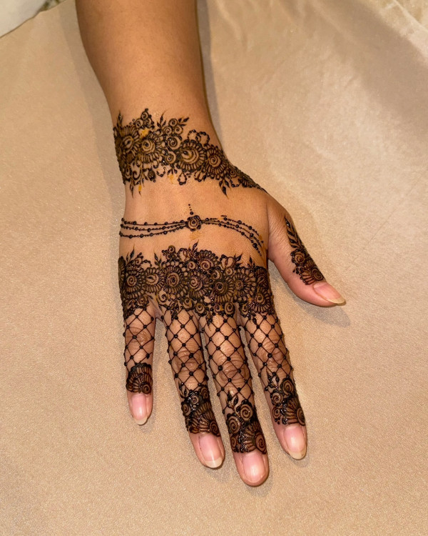 Lace-Inspired Bridal Henna, Modern wedding henna simple, henna patterns for the modern bride , Modern wedding henna designs, Floral Cascade Henna, Wedding henna designs, Simple wedding henna designs, Henna designs for wedding guest, Bridal Henna Designs