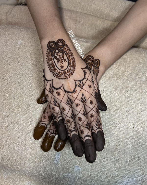 Victorian Charm Henna, Modern wedding henna simple, henna patterns for the modern bride , Modern wedding henna designs, Floral Cascade Henna, Wedding henna designs, Simple wedding henna designs, Henna designs for wedding guest, Bridal Henna Designs