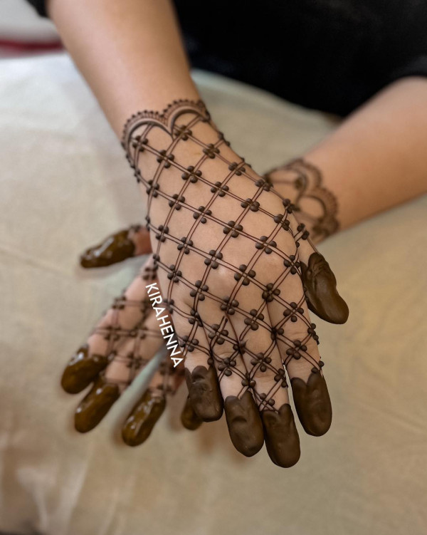 Delicate Lattice Henna, Modern wedding henna simple, henna patterns for the modern bride , Modern wedding henna designs, Floral Cascade Henna, Wedding henna designs, Simple wedding henna designs, Henna designs for wedding guest, Bridal Henna Designs