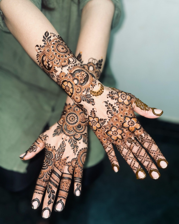 Whimsical Floral Delight, floral wedding henna, simple floral bridal henna, henna patterns for the modern bride , floral wedding henna designs, Floral Cascade Henna, Wedding henna designs, Simple wedding henna designs, flral Bridal Henna Designs