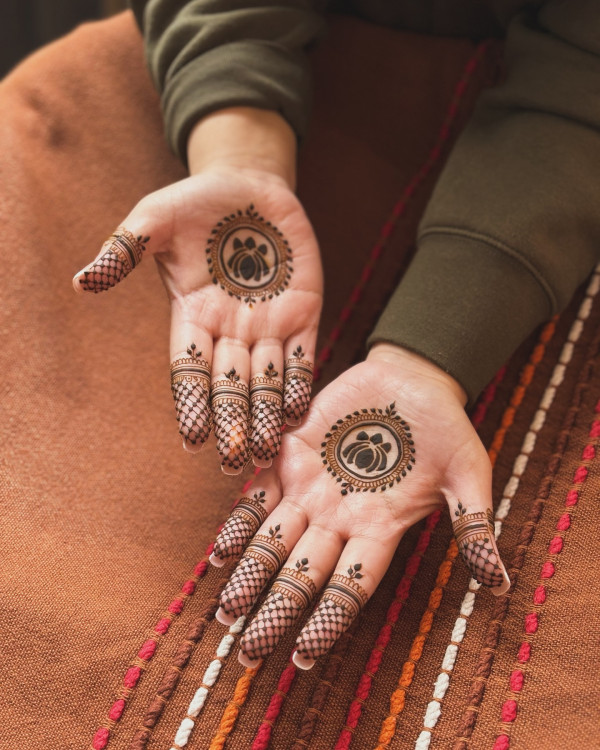 25 Front Hand Henna Designs Simple and Beautiful : Regal Mandala with Mesh Details