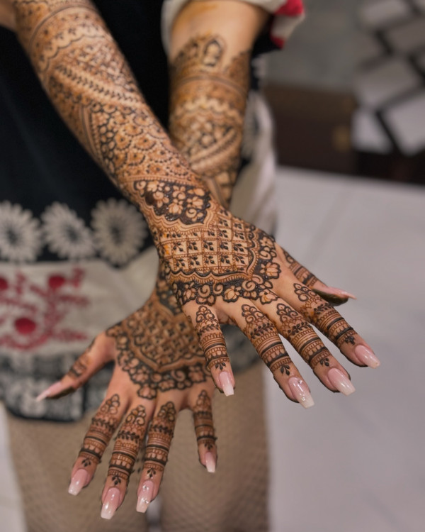 21 Exquisite Wedding Henna Designs for a Timeless Bridal Look