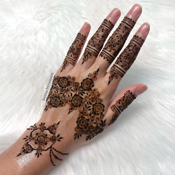 Chic Floral Cluster Henna, floral wedding henna, simple floral bridal henna, henna patterns for the modern bride , floral wedding henna designs, Floral Cascade Henna, Wedding henna designs, Simple wedding henna designs, floral Bridal Henna Designs