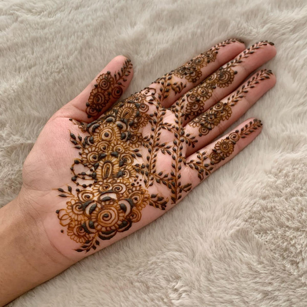 Minimal Floral Elegance Henna, floral wedding henna, simple floral bridal henna, henna patterns for the modern bride , floral wedding henna designs, Floral Cascade Henna, Wedding henna designs, Simple wedding henna designs, floral Bridal Henna Designs