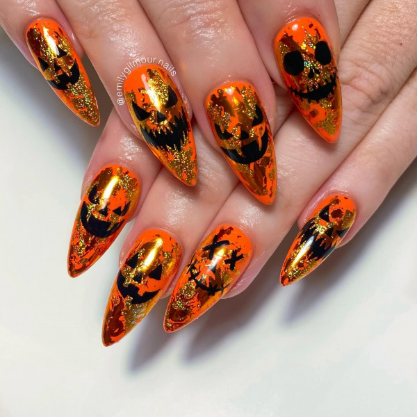 35 Spooky Halloween Nail Art Ideas : Glittering Jack-O’-Lantern Halloween Nails