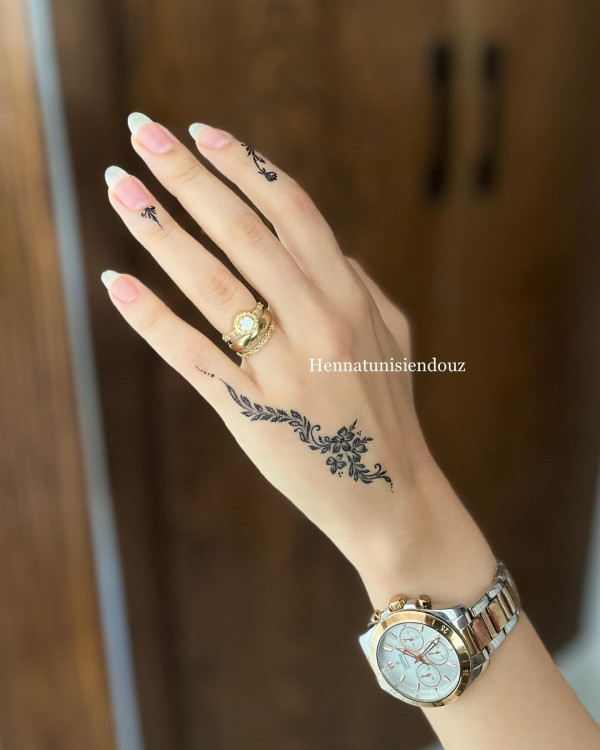 22 Girly Henna Designs for a Playful Touch : Minimal Elegance Henna