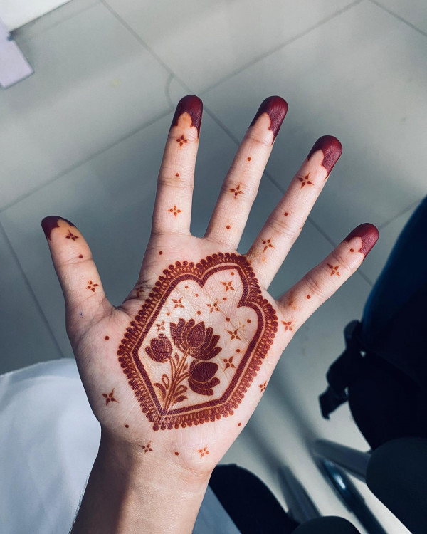 lotus in frame henna design, front hand henna designs, Front hand henna designs simple and beautiful, Mehndi design photo front hand, Stylish front hand mehndi design, Aesthetic Mehndi design Front hand