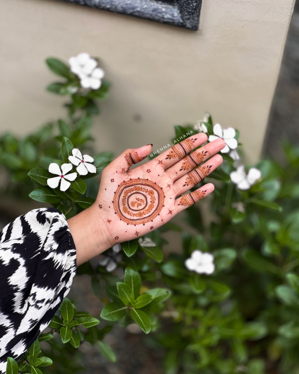 Circular Elegance Henna, , front hand henna designs, Front hand henna designs simple and beautiful, Mehndi design photo front hand, Stylish front hand mehndi design, Aesthetic Mehndi design Front hand