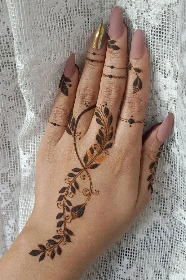 22 Girly Henna Designs for a Playful Touch : Graceful Leafy Vine Henna