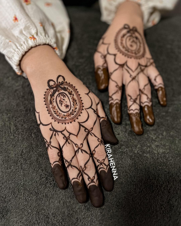 Vintage Frame Henna, Modern wedding henna simple, henna patterns for the modern bride , Modern wedding henna designs, Floral Cascade Henna, Wedding henna designs, Simple wedding henna designs, Henna designs for wedding guest, Bridal Henna Designs