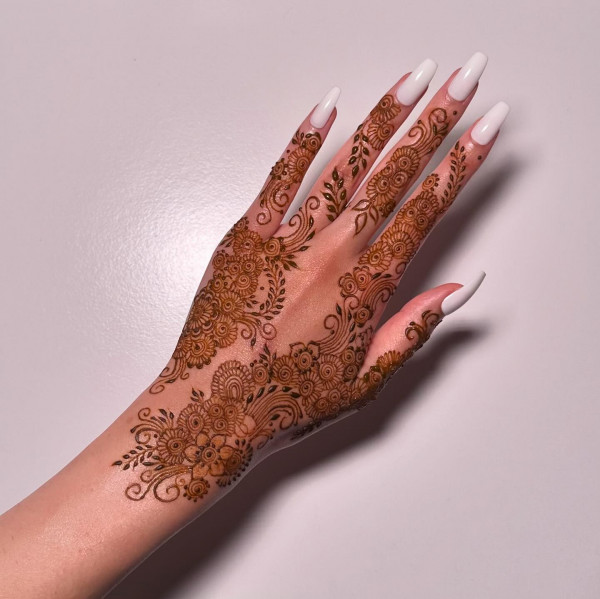 Delicate Floral Elegance Henna, floral wedding henna, simple floral bridal henna, henna patterns for the modern bride , floral wedding henna designs, Floral Cascade Henna, Wedding henna designs, Simple wedding henna designs, floral Bridal Henna Designs