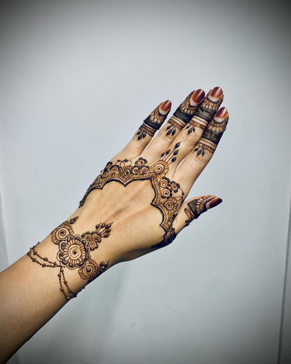 Classic Chic Bridal Henna, Modern wedding henna simple, henna patterns for the modern bride , Modern wedding henna designs, Wedding henna designs, Simple wedding henna designs, Henna designs for wedding guest, Bridal Henna Designs