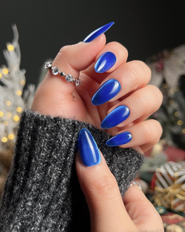 18 Mesmerising Sapphire Blue Nails : Minimalist Sapphire Elegance