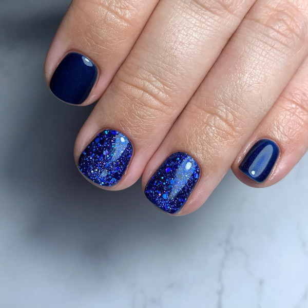 18 Mesmerising Sapphire Blue Nails : Glittery Sapphire Blue Short Square Nails