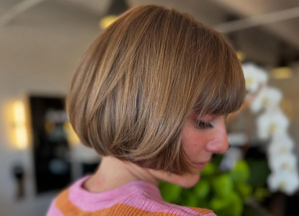 27 French Hairstyles for a Chic Makeover: Sleek Golden Blonde Bob with Rounded Ends