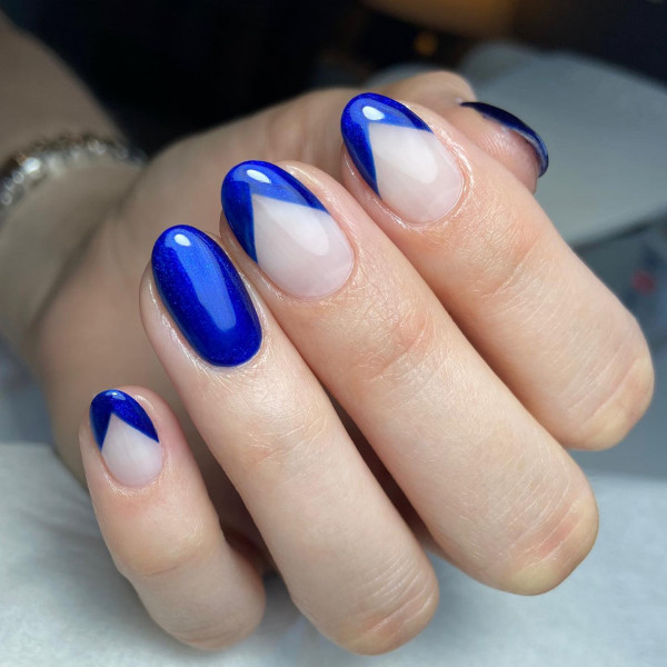 18 Mesmerising Sapphire Blue Nails : Oval-Shaped V-French Tips