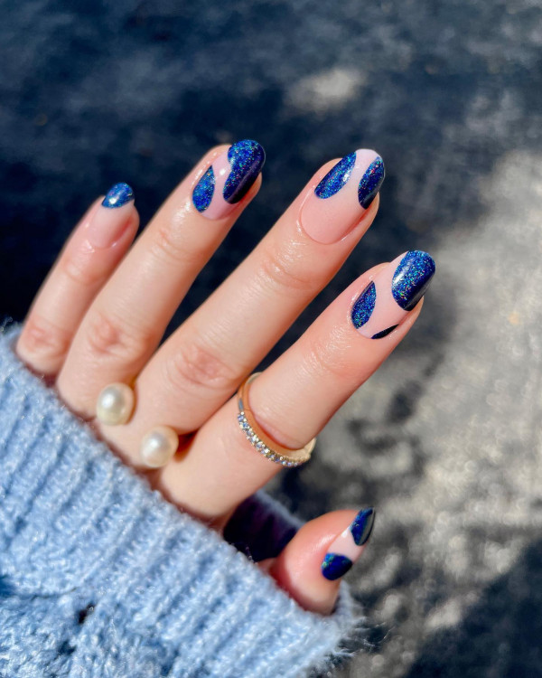 18 Mesmerising Sapphire Blue Nails : Glittering Sapphire Negative Space Nails