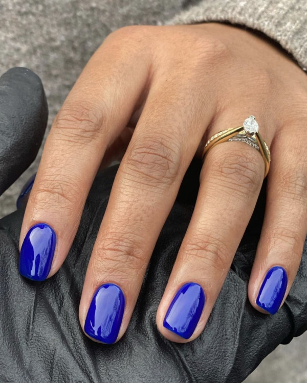 18 Mesmerising Sapphire Blue Nails : Minimalist Sapphire Short Rounded Nails